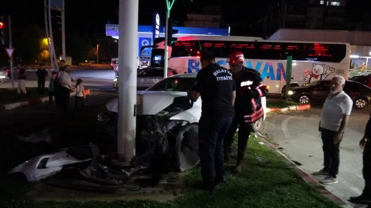 Kontrolden çıkan otomobil trambüs direğine çarptı: Yaralı sürücü ambulanstan kaçtı