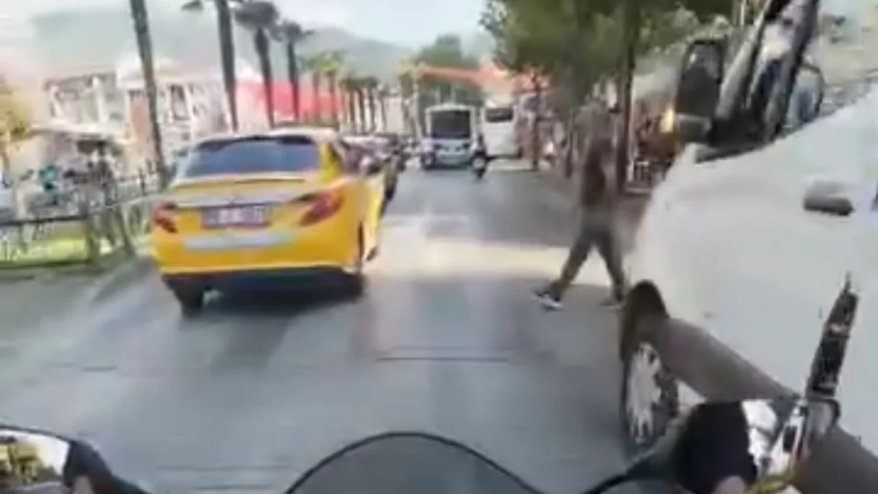 Bursa'da kör noktada kalan yayaya motosiklet çarptı, o anlar kask kamerasında