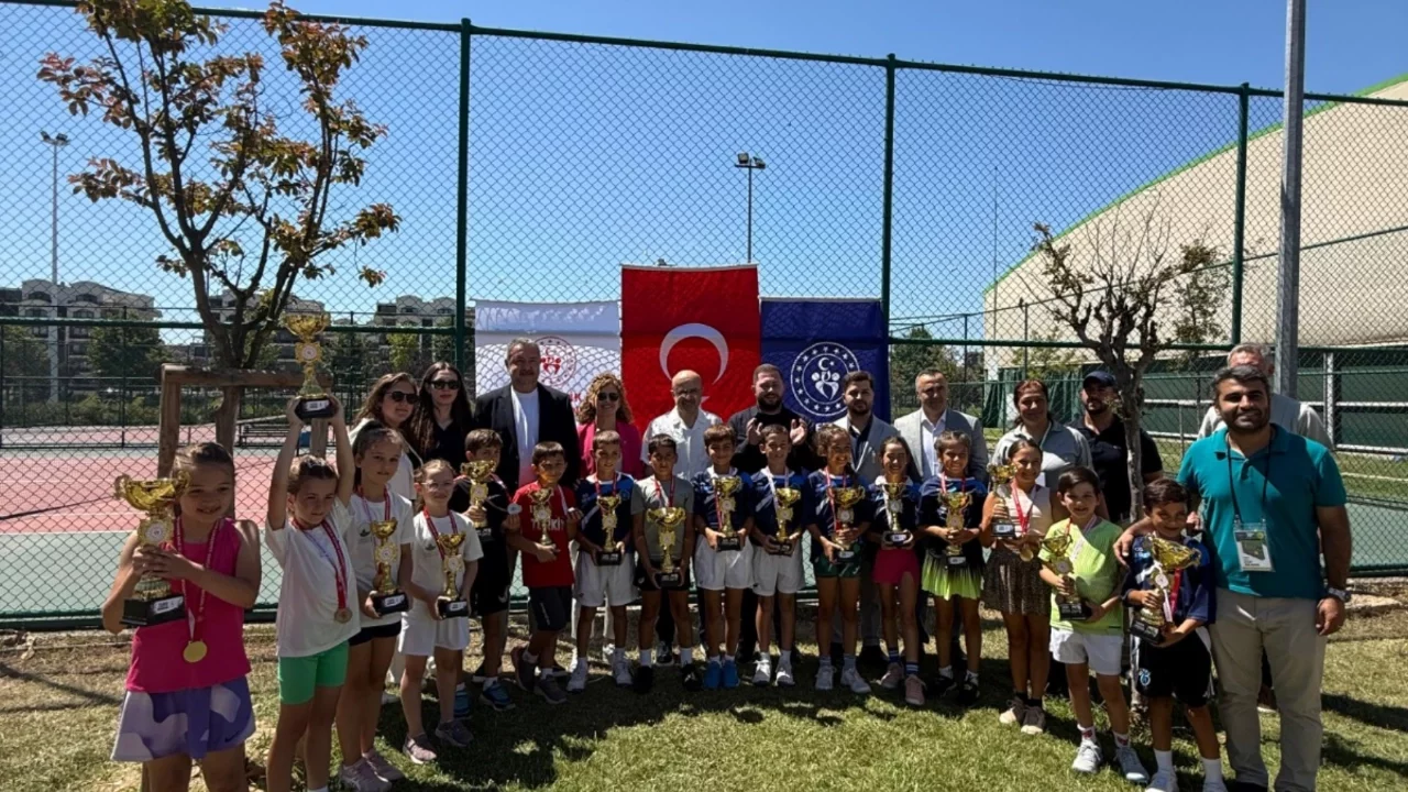 Osmangazi'nin minik raketleri madalyaları topladı