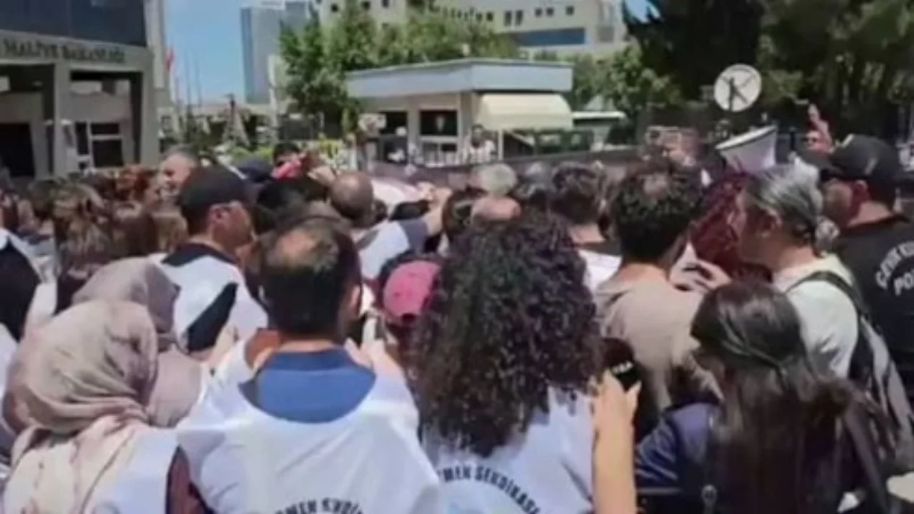Ankara'da öğretmen eylemine polis müdahalesi