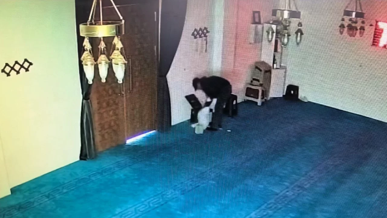 Bursa'da camide hırsızlık! Yardım kutusundaki 100 bin lirayı çaldı