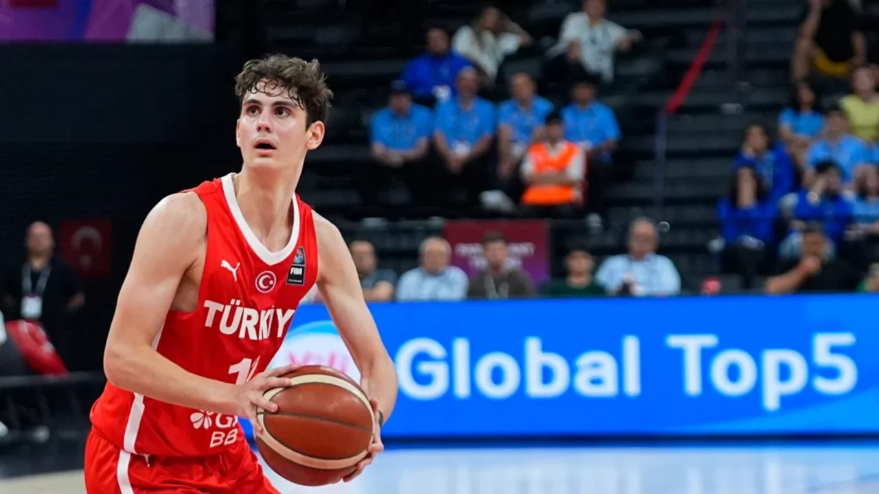 Milli basketbolcu Ömer Kutluay tarihe geçti