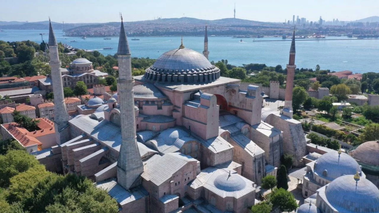 Ayasofya'da yüksek sesle İncil okuyan 2 turist gözaltına alındı