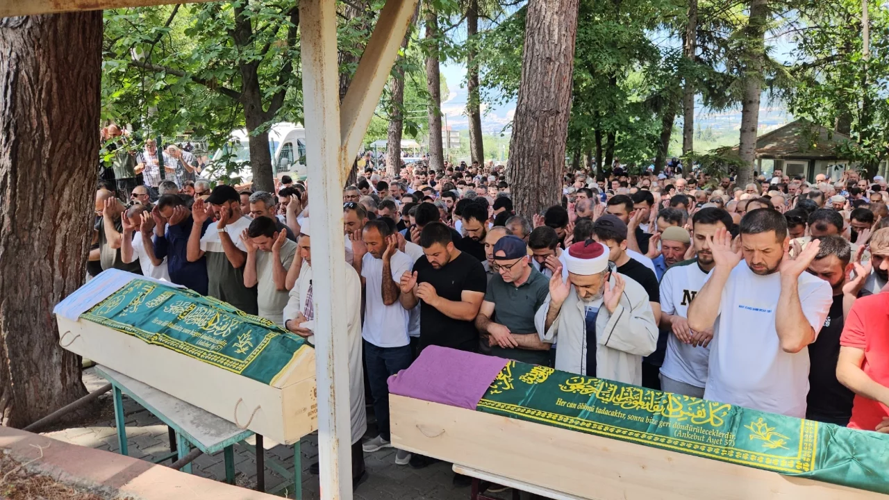 Aynı motosiklette can veren Bursalı anne-baba gözyaşlarıyla uğurlandı