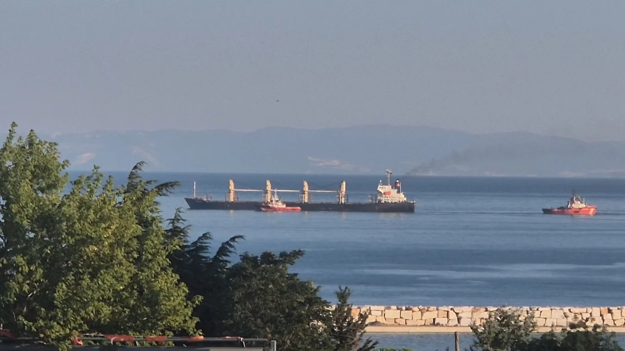 Tekirdağ'da 4 gün önce karaya oturan çeltik yüklü gemi kurtarıldı