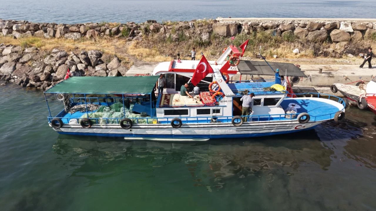 Van Gölü'nde inci kefali avı başladı