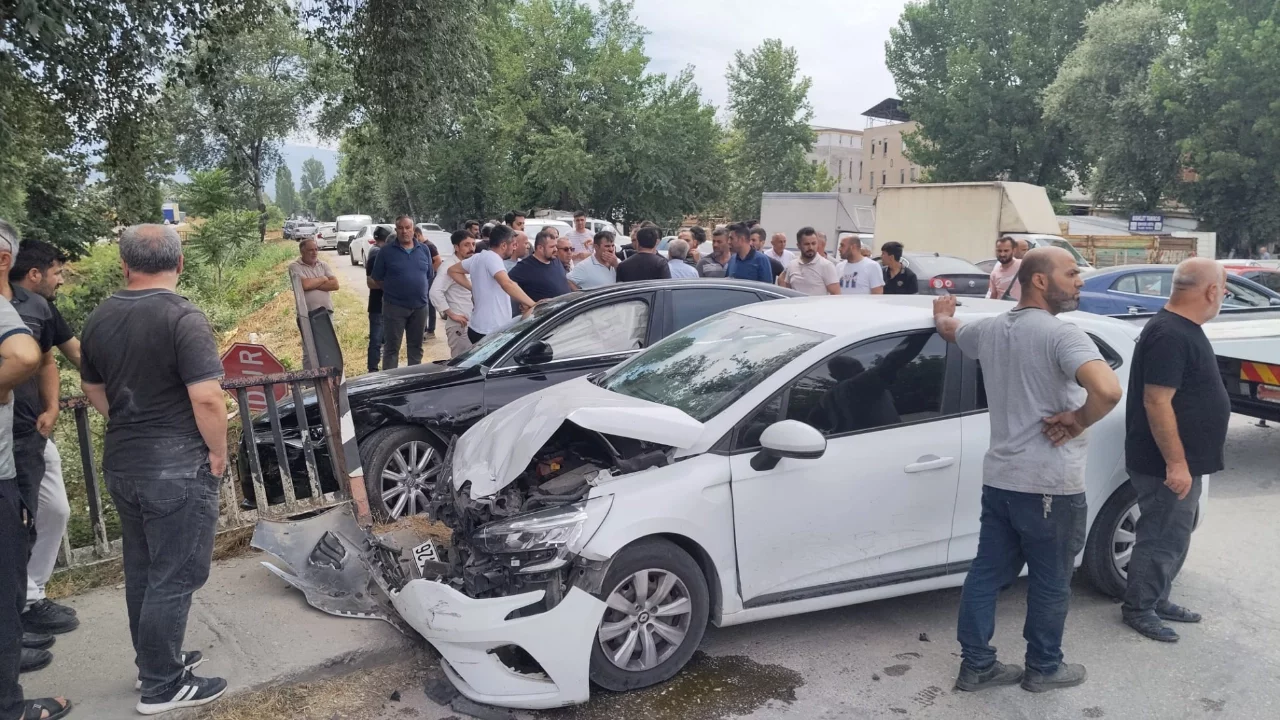 Bursa'da ehliyetsiz sürücünün kullandığı otomobilin çarptığı 2 araçta hasar oluştu