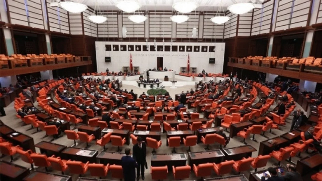 Özgür Özel'e ait 3 dosya dahil 9 dokunulmazlık tezkeresi Meclis'e sunuldu