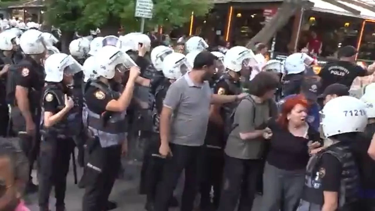 Ankara'da KHK'lilerin adalet eylemine polis müdahalesi: Çok sayıda gözaltı var