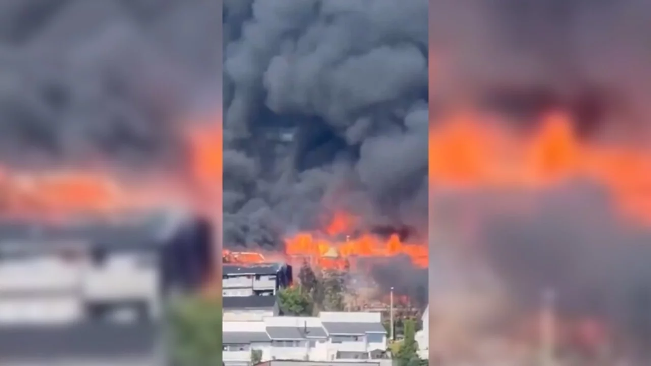 Norveç'te konut sitesinde çıkan yangında onlarca ev kül oldu