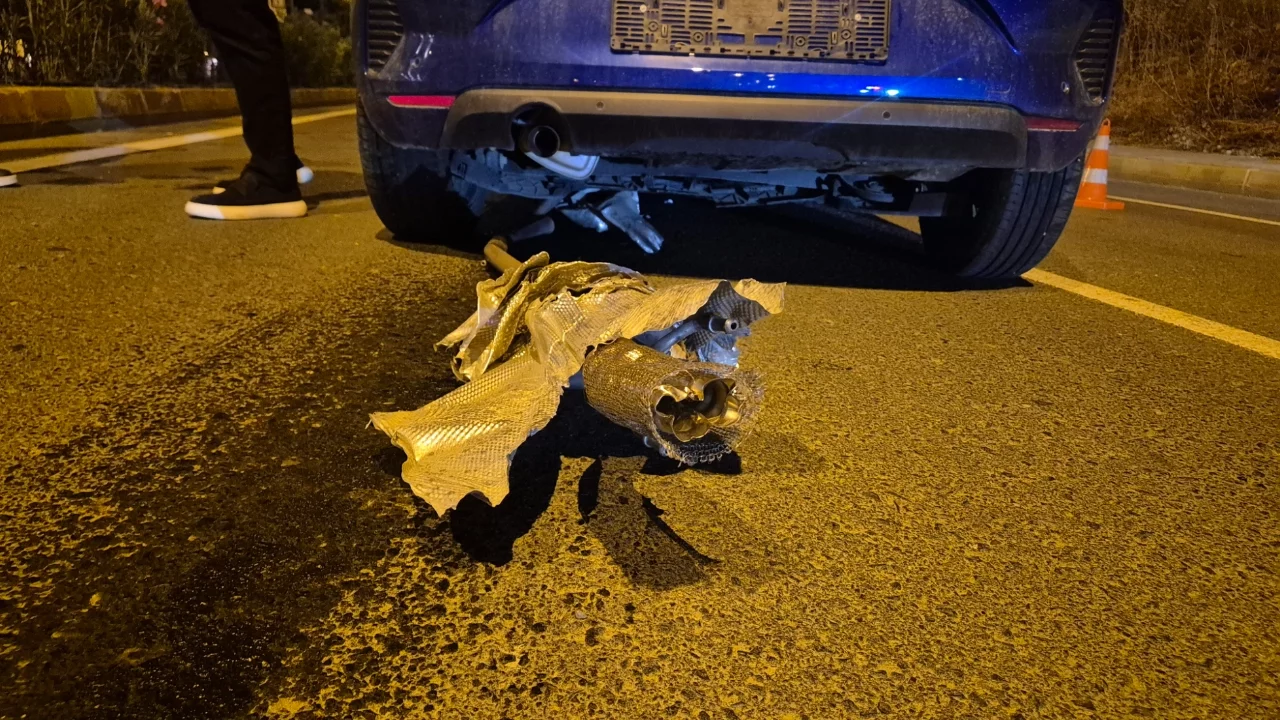 Açık rögar kapağına çarpan otomobil metrelerce sürüklendi