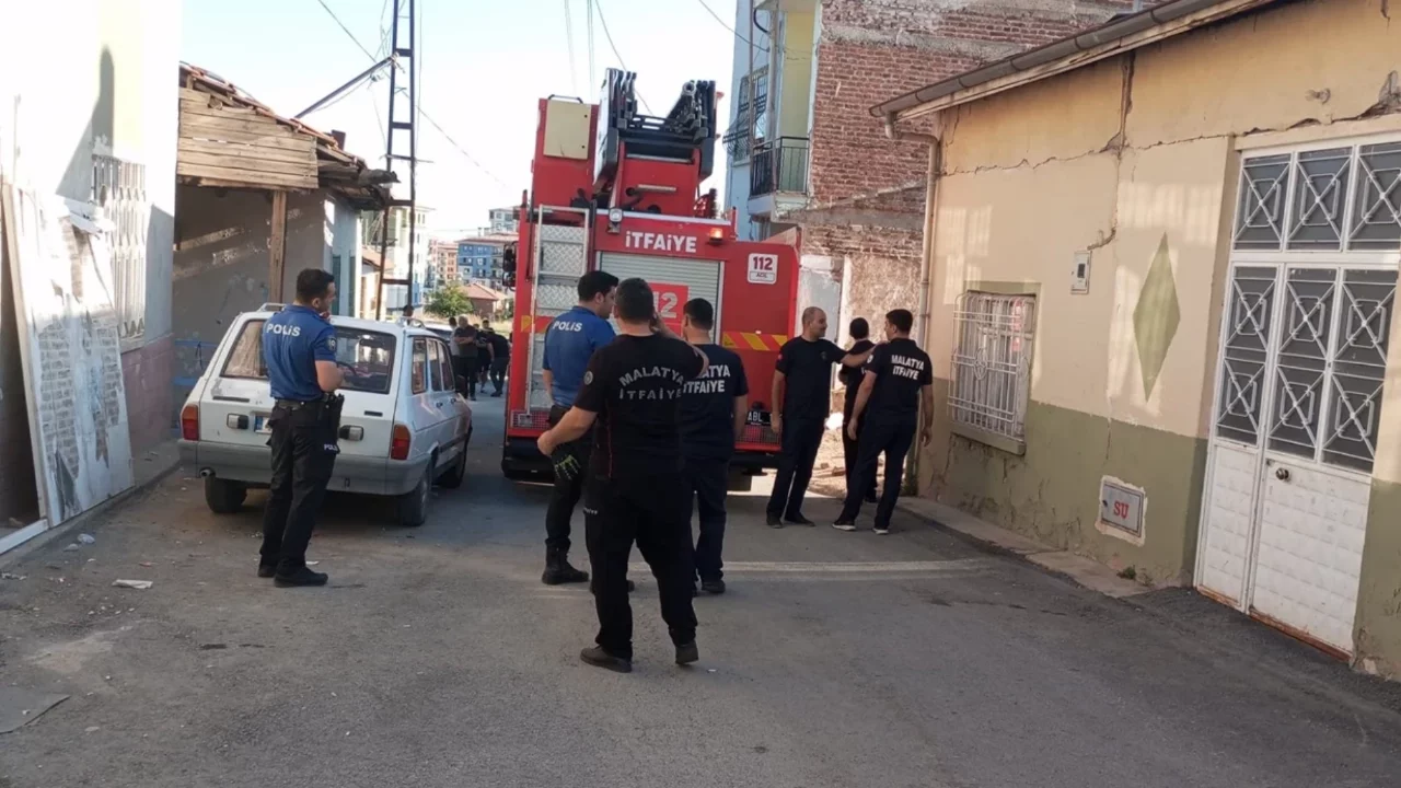 Malatya'da 5.0 büyüklüğünde deprem: Bir evde kısmi göçük oluştu