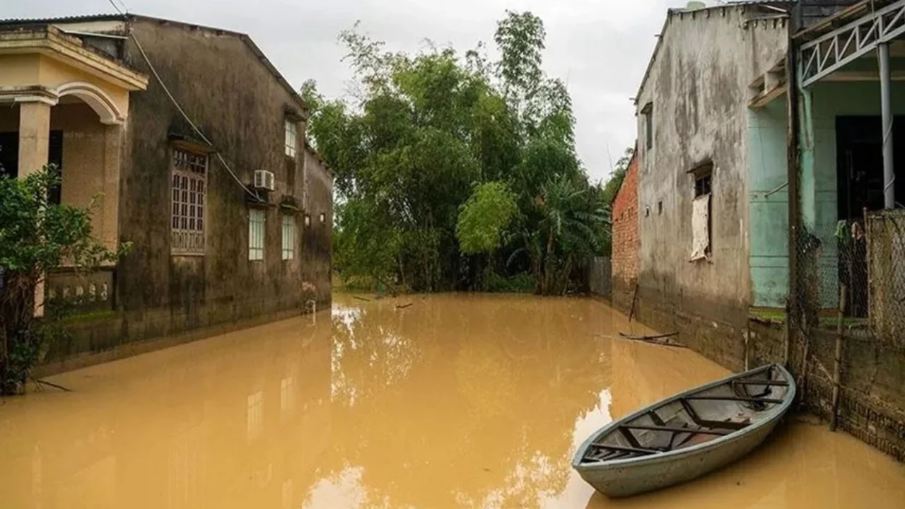 Vietnam'da sel felaketi can aldı