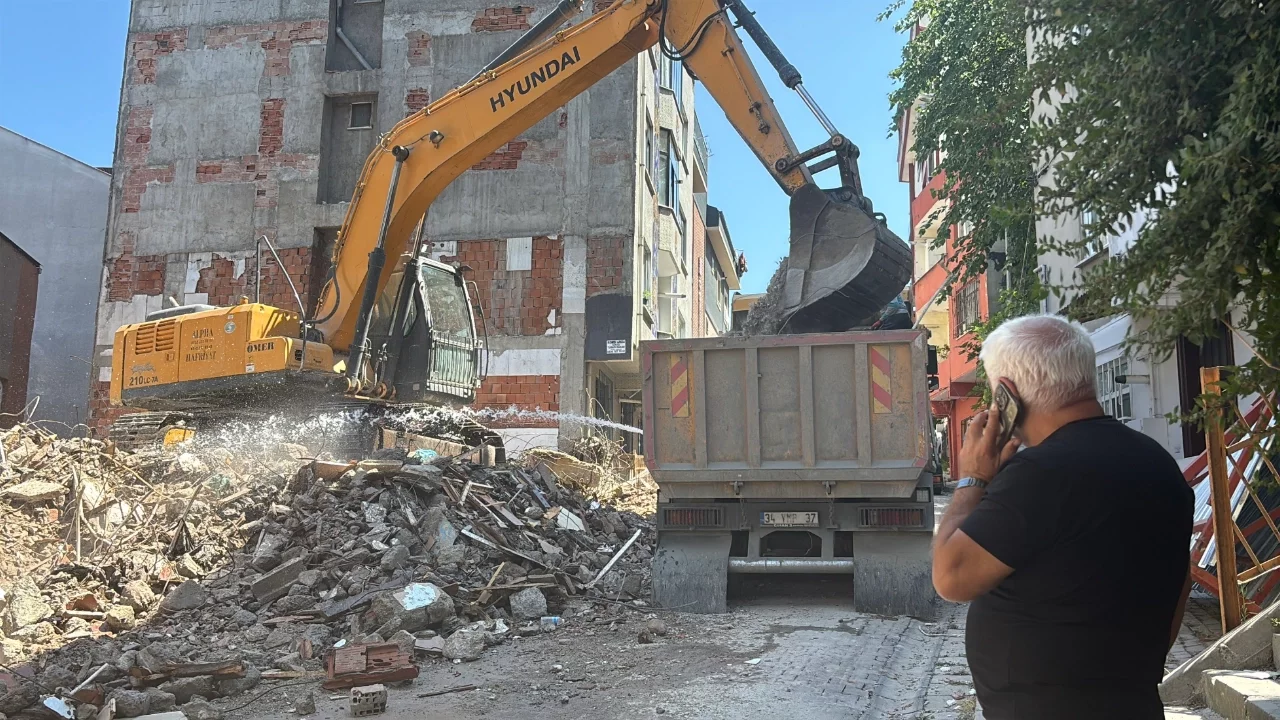 İstanbul'da kontrolsüz yıkım: Molozlar çevredeki binalara hasar verdi