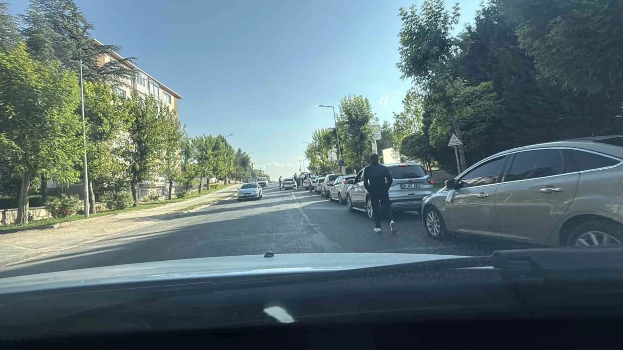Düğün konvoyundan pes dedirten görüntü: Ambulans girişini araçlarla kapattılar