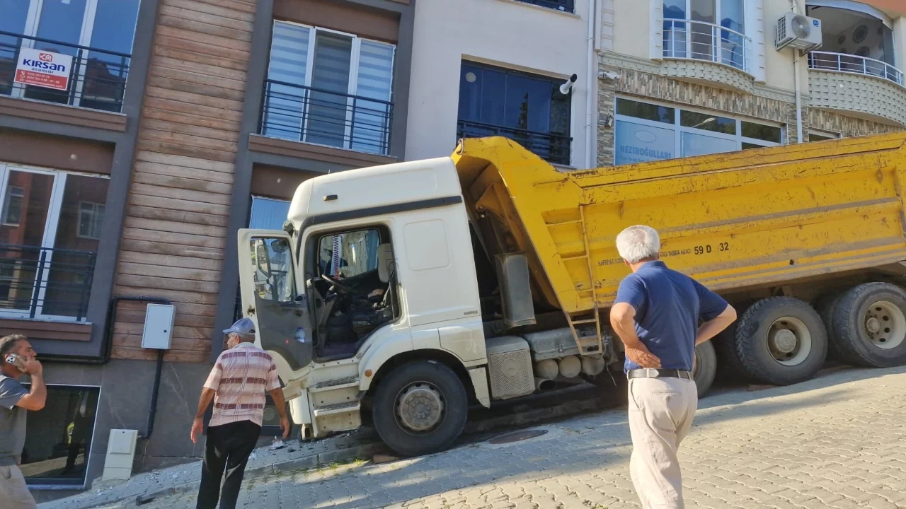 Freni boşalan kamyon eve çarptı
