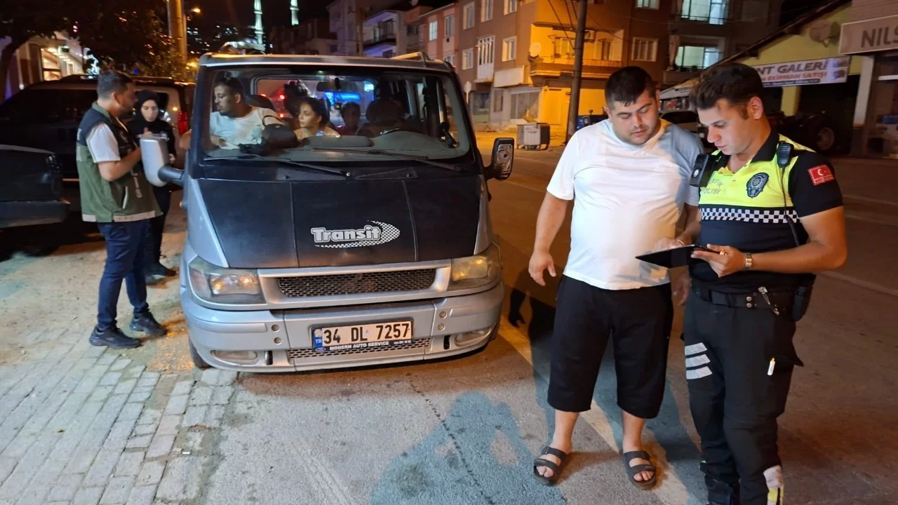 Bursa polisinden 'Huzur' uygulaması: 1 kişi yakalandı, 24 sürücü ceza kesildi