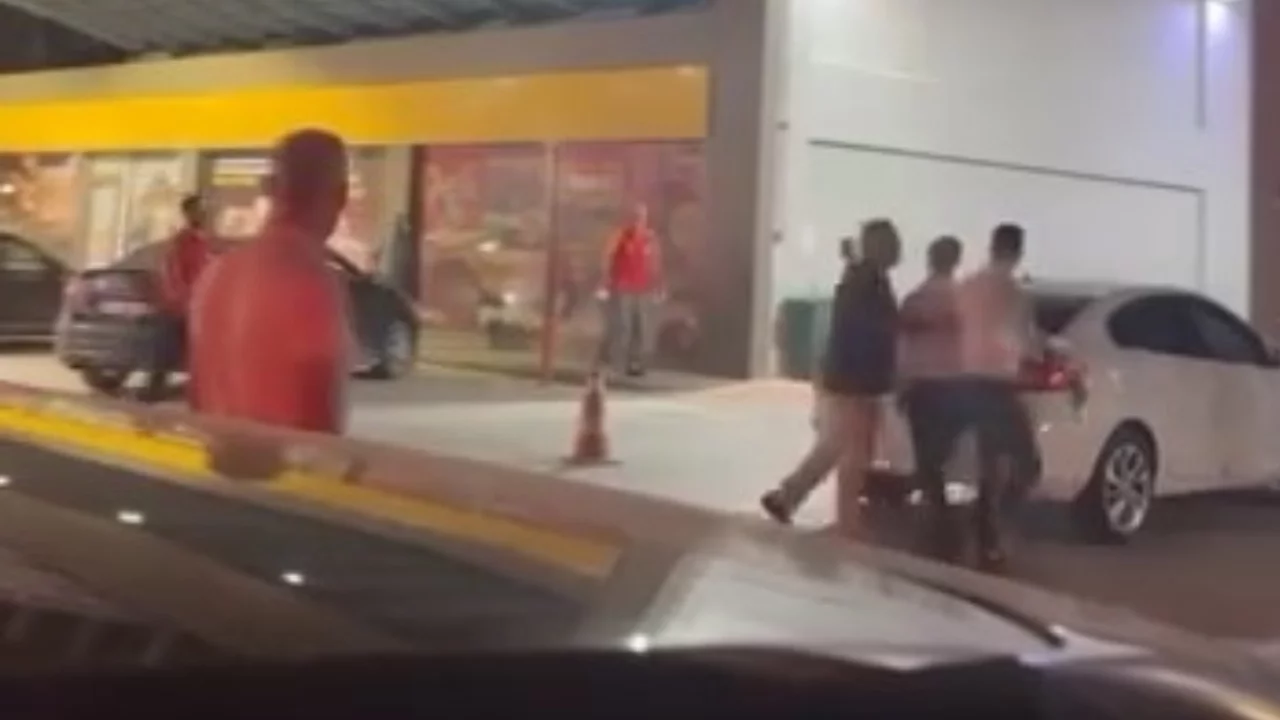 Bursa'da akaryakıt istasyonunda sopalı kavga kamerada