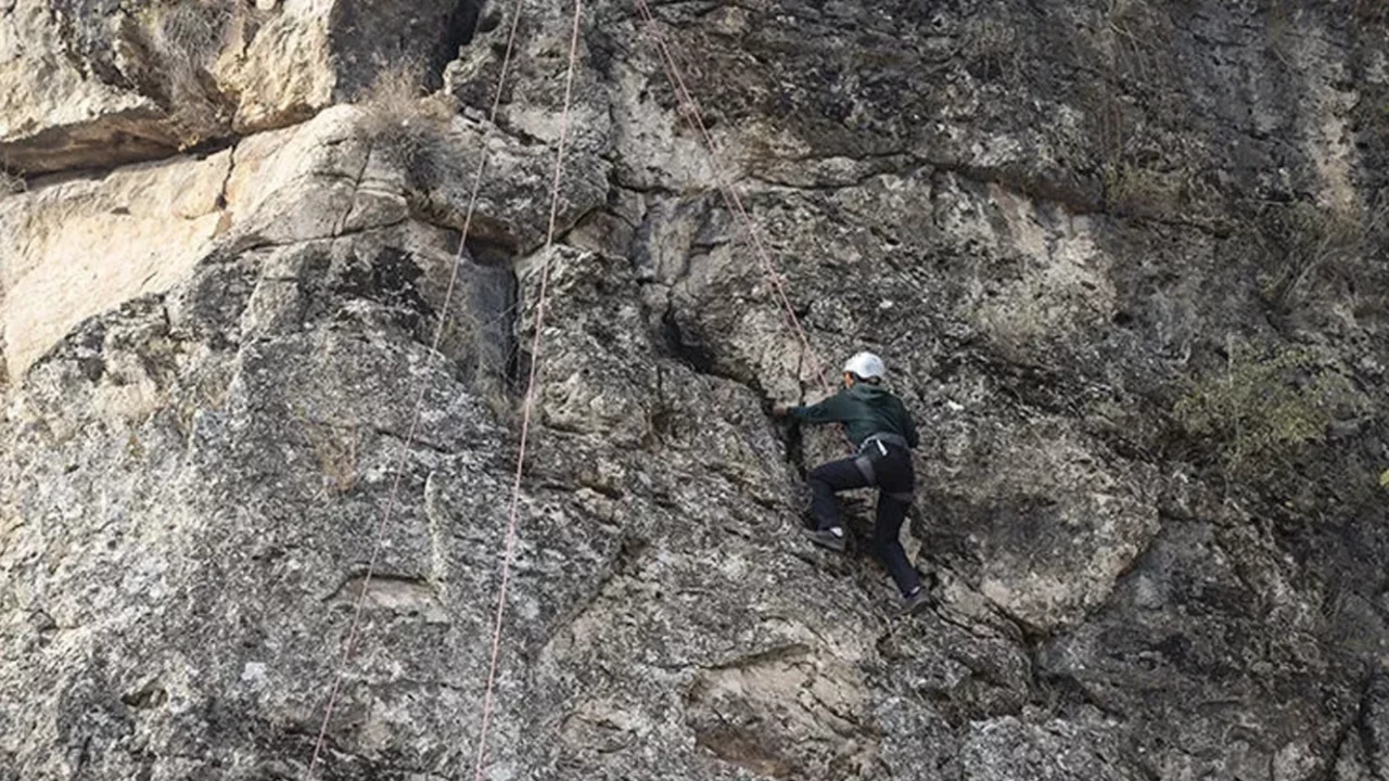 Zirve tırmanışı yaparken düşen dağcı hayatını kaybetti