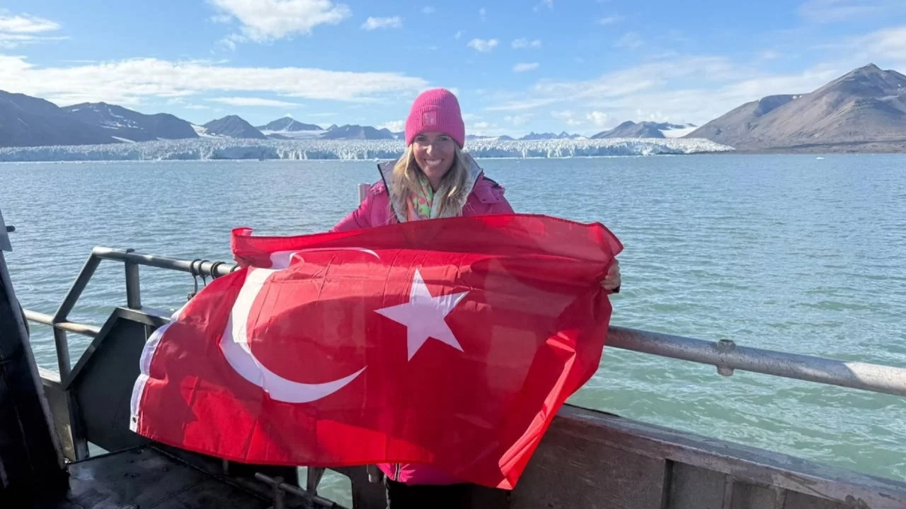 Deniz Kayadelen, Kuzey Kutbu'nda yüzen ilk Türk oldu