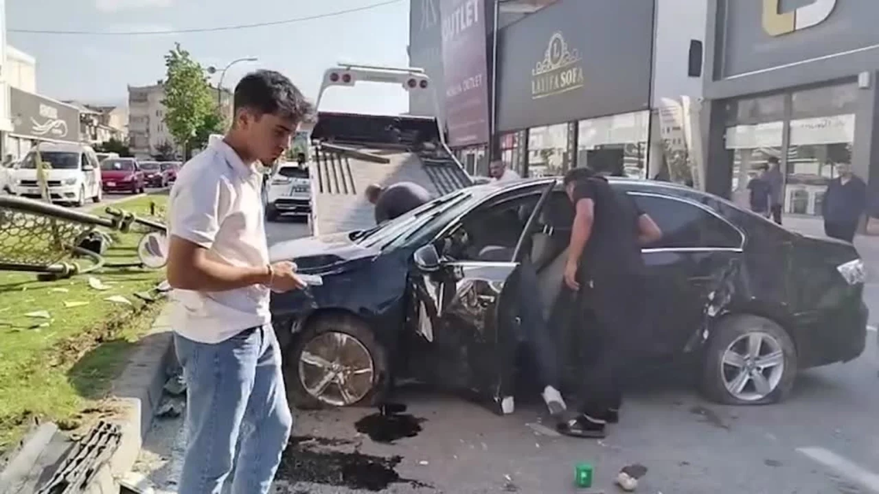 Bursa'da otomobil refüje çarpıp devrildi: 2 yaralı