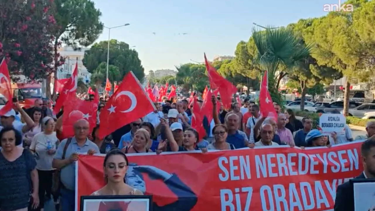 Aydın'da CHP'nin il ve ilçe yöneticilerinin görevden alınmasına karşı 'örgüt iradesi' yürüyüşü dü...