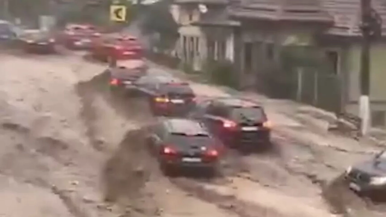 Romanya'da sağanak felaketi: Bușteni'de cadde ve sokaklar göle döndü