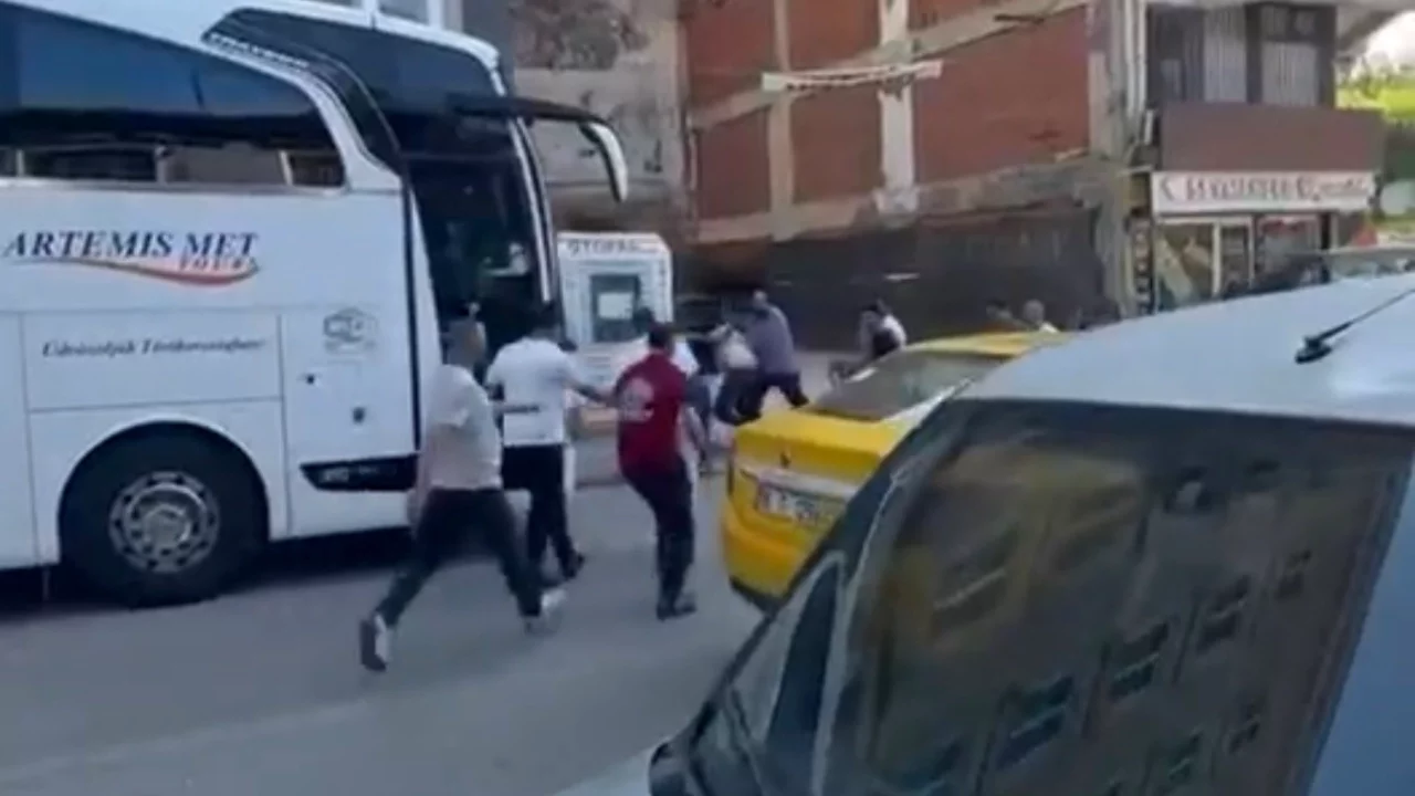Bursa'da sokak ortasında bıçaklı kavga!  Vatandaşlar araya girdi