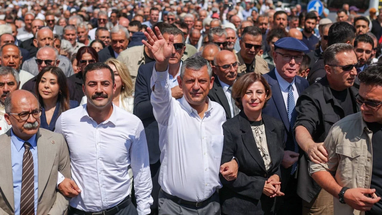 Yeni parti için dikkat çeken hamle: Özgür Özel tarih vermişti