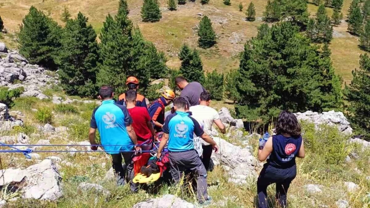 Kayalıklardan düşen şahıs ambulans helikopterle hastaneye kaldırıldı
