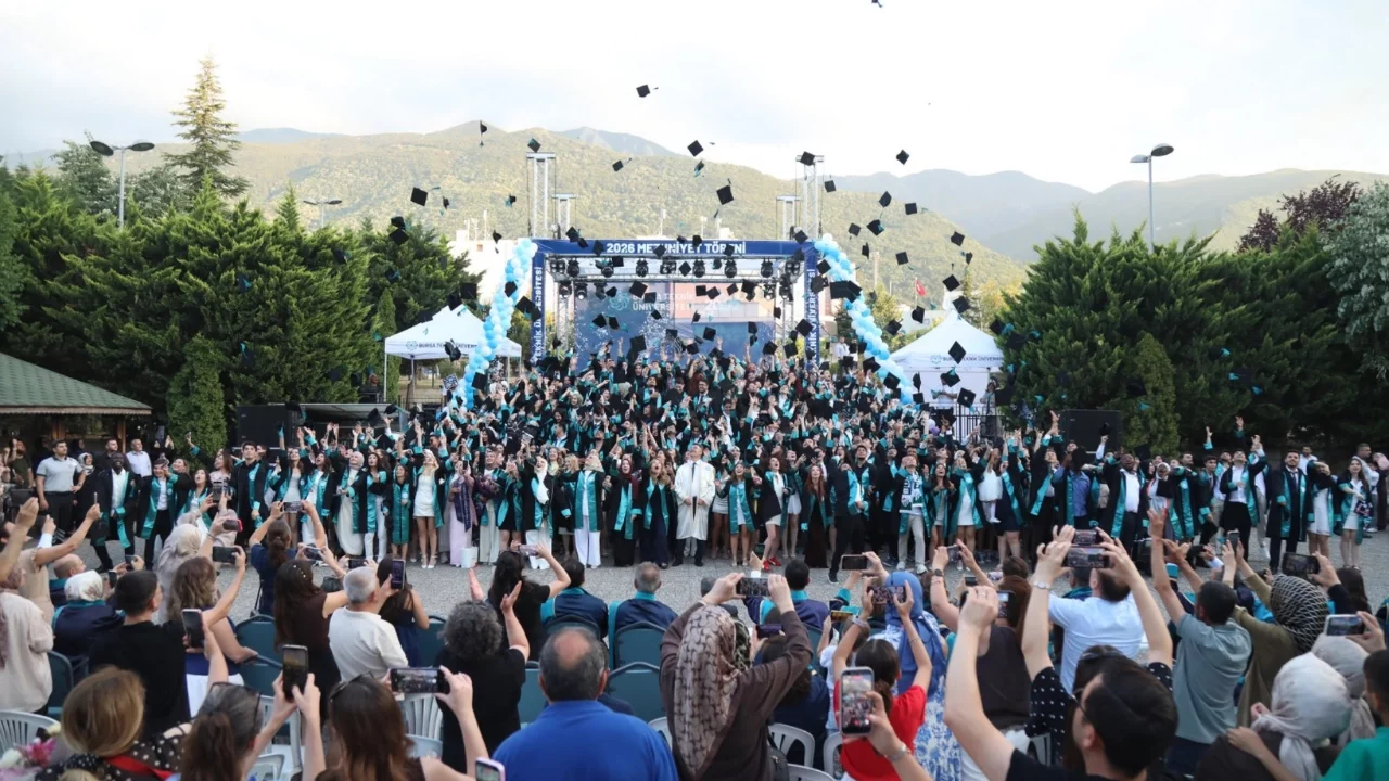 Bursa Teknik Üniversitesi 2026 yılı mezunlarını uğurladı
