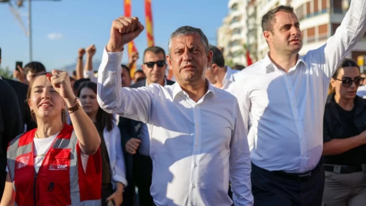 Özgür Özel yeni parti için kuruluş dilekçesi verecek