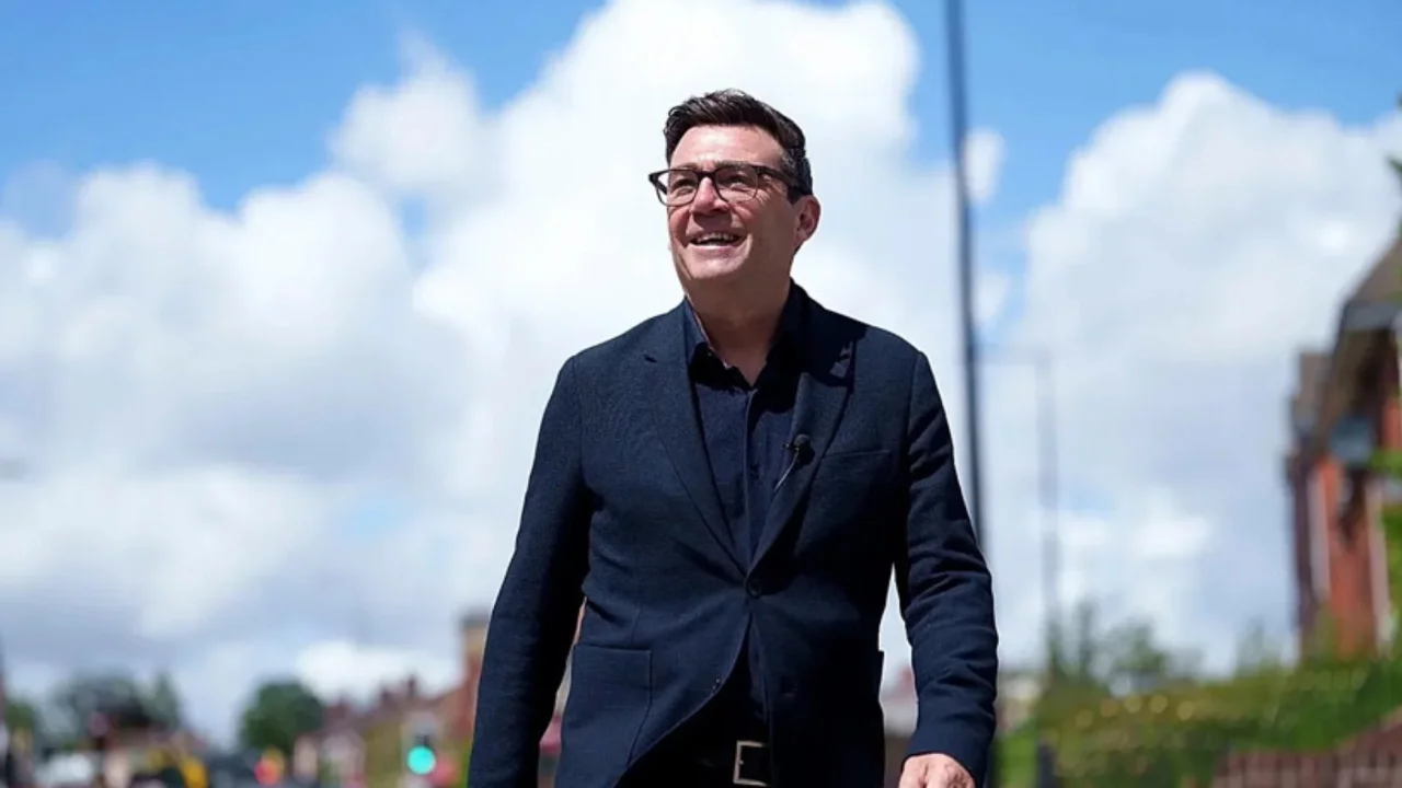 İngiltere'de Keir Starmer istifa etti, yeni başbakan Andy Burnham oldu