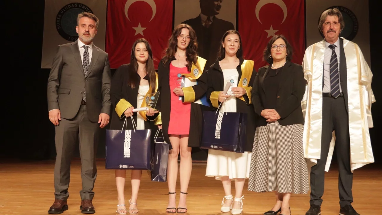 Bursa'da genç mimarların mezuniyet sevinci