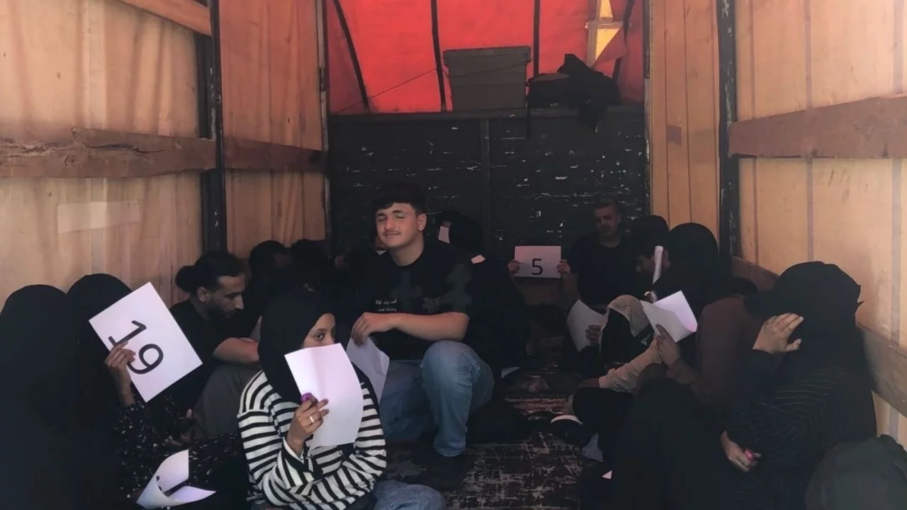 Kapalı kasa kamyonette 20 düzensiz göçmen yakalandı