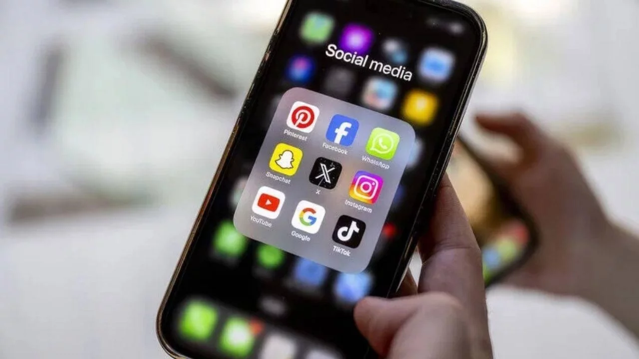 Çekya okullarda cep telefonunu yasaklıyor