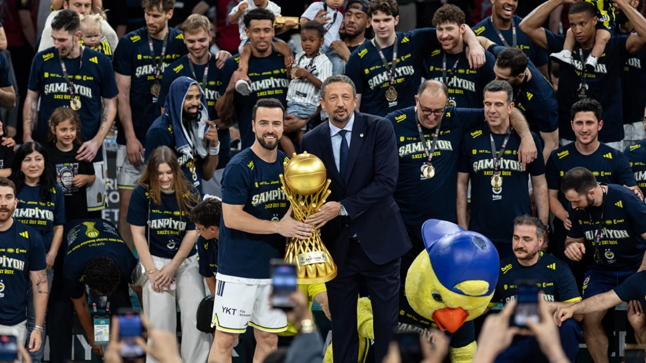 Fenerbahçe, kaptan Melih Mahmutoğlu'nun sözleşmesini uzattı