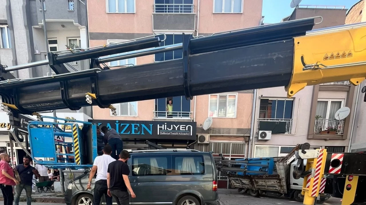 Bursa'da yük asansörü minibüsün üzerine devrildi