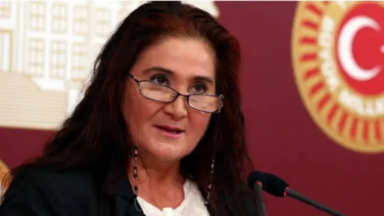 Ünlü sanatçı Sabahat Akkiraz CHP'den istifa etti