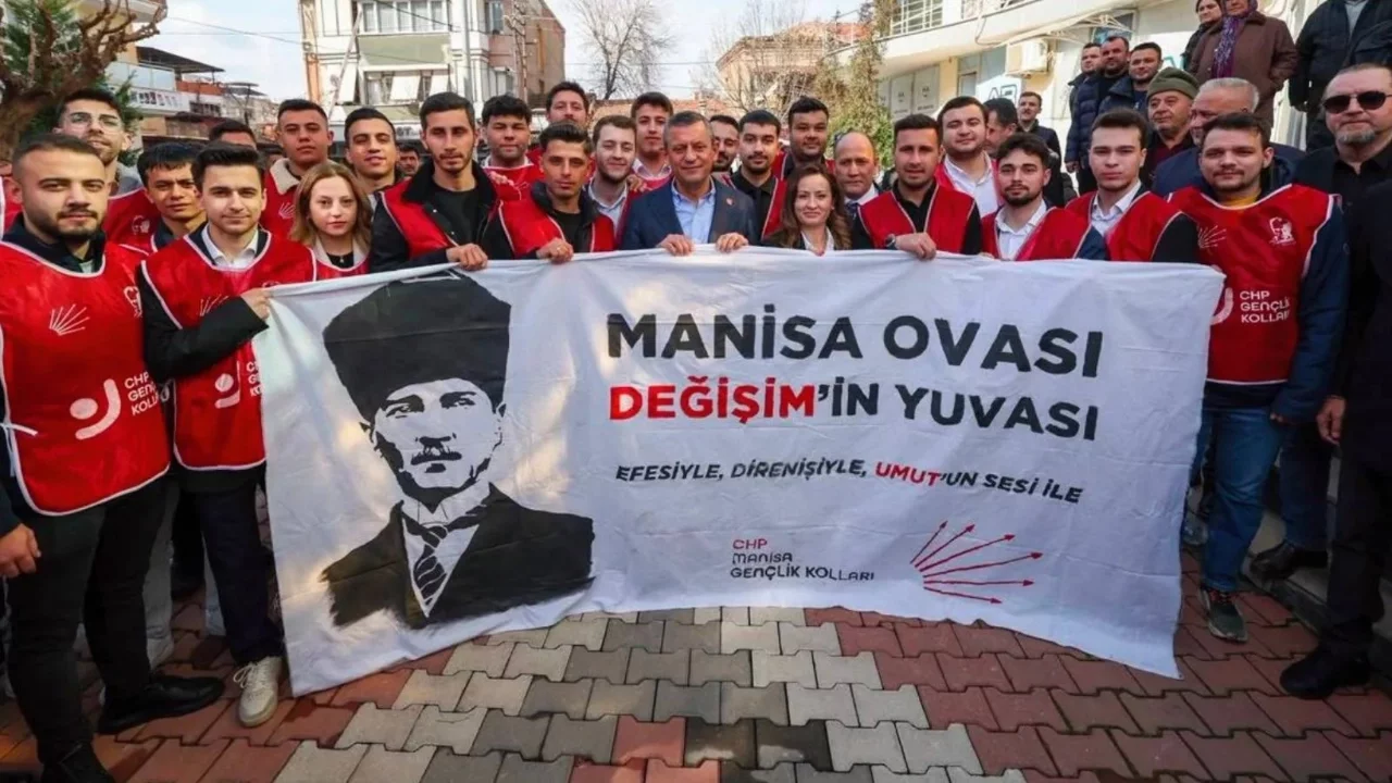 CHP Manisa İl Gençlik Kolları Başkanı Onur Çabuk ve 17 ilçe başkanı görevlerinden istifa etti