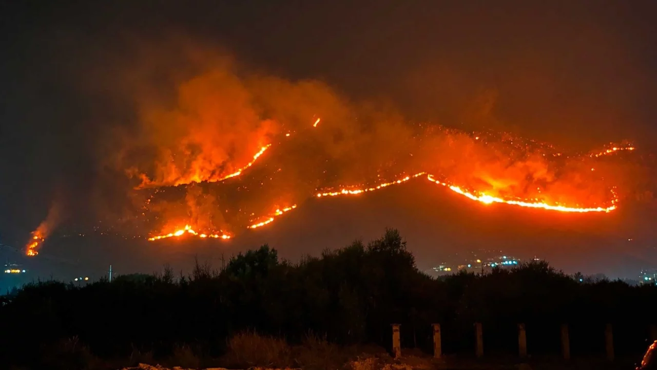 İtalya'nın Sicilya Adası alev alev yanıyor!
