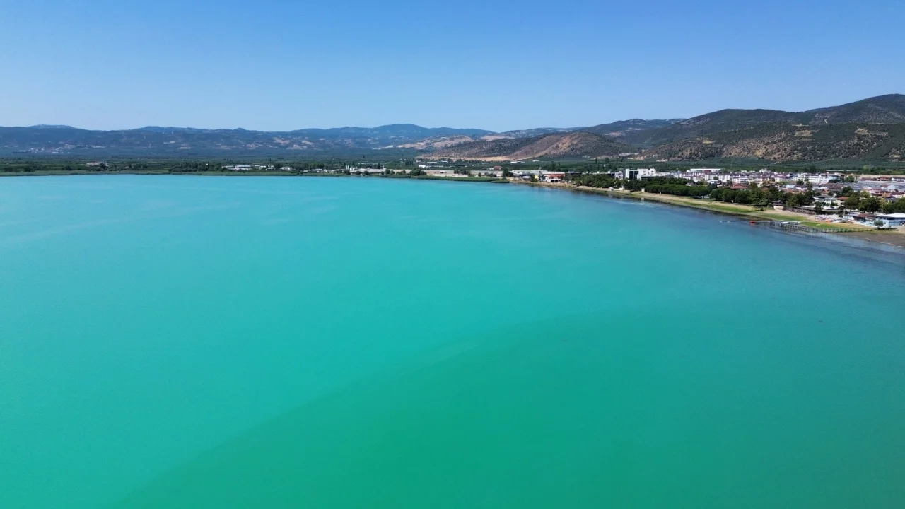 İznik Gölü'nün rengi turkuaza döndü