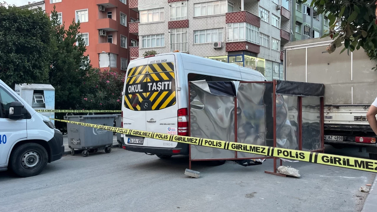 Servis aracının altında kalan yaşlı adam hayatını kaybetti