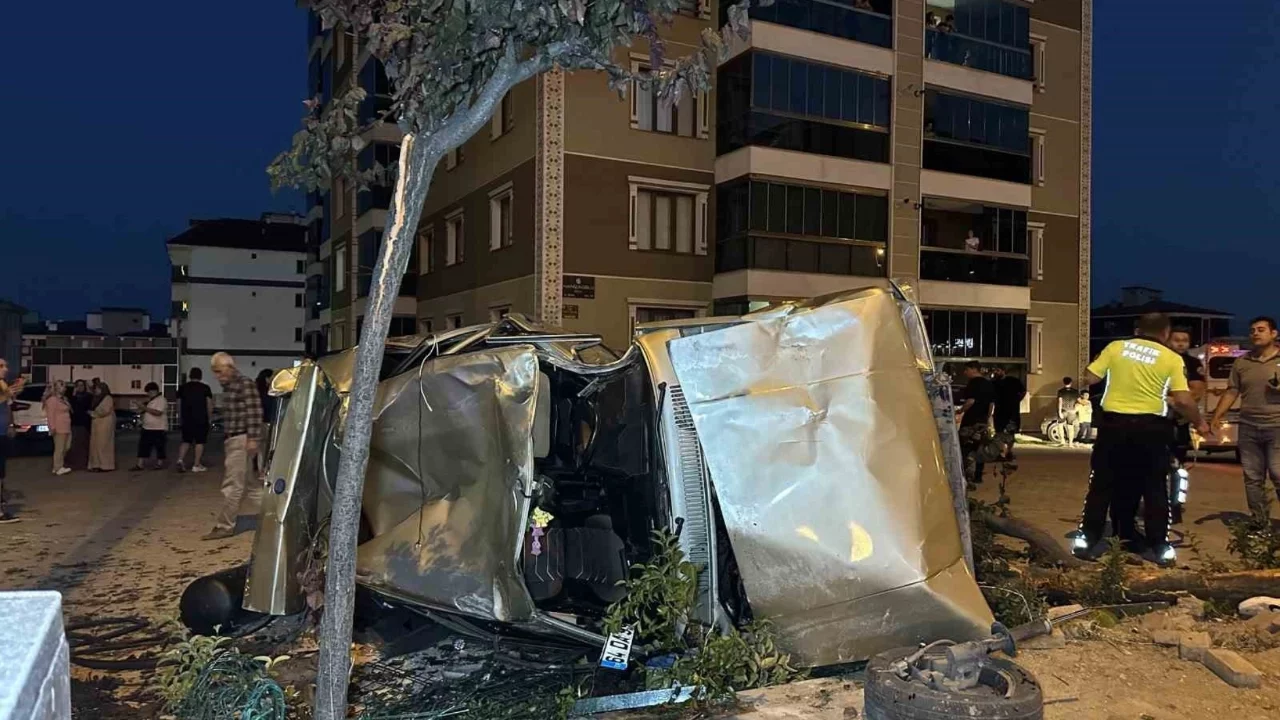 Yayalara çarpan araç takla atarak otoparka daldı: 1'i ağır 3 yaralı