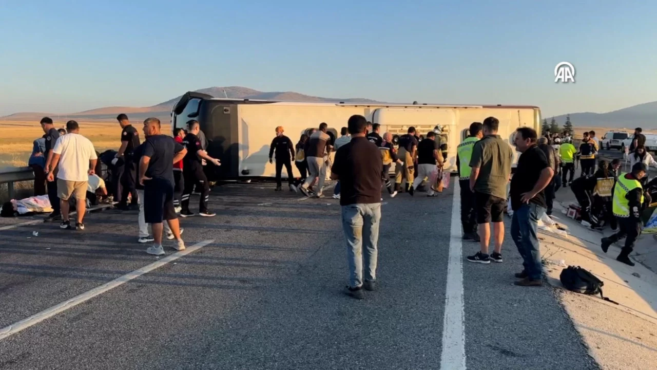 Kütahya'da yolcu otobüsü bariyerlere çarpıp devrildi: Çok sayıda yaralı var
