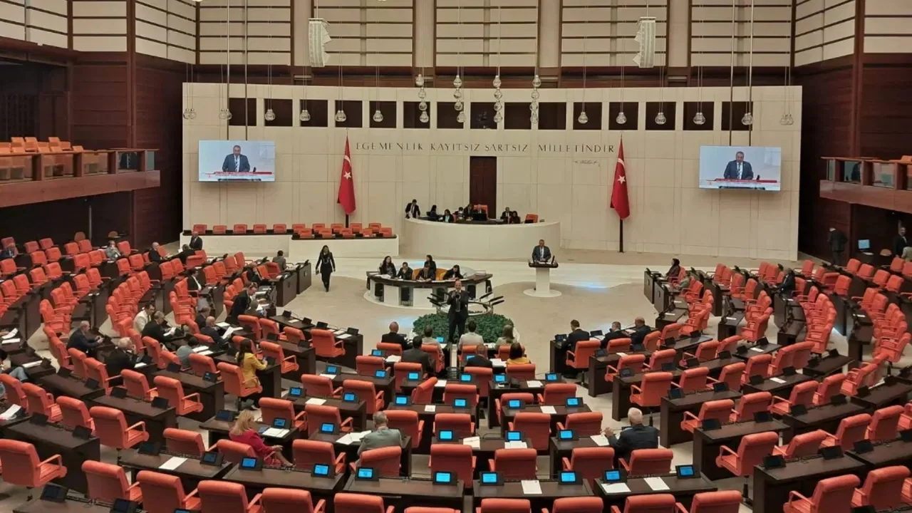 Torba kanun teklifinde 3'üncü madde metinden çıkarılırken, 4 ve 5'inci maddelerde değişikliğe gid...