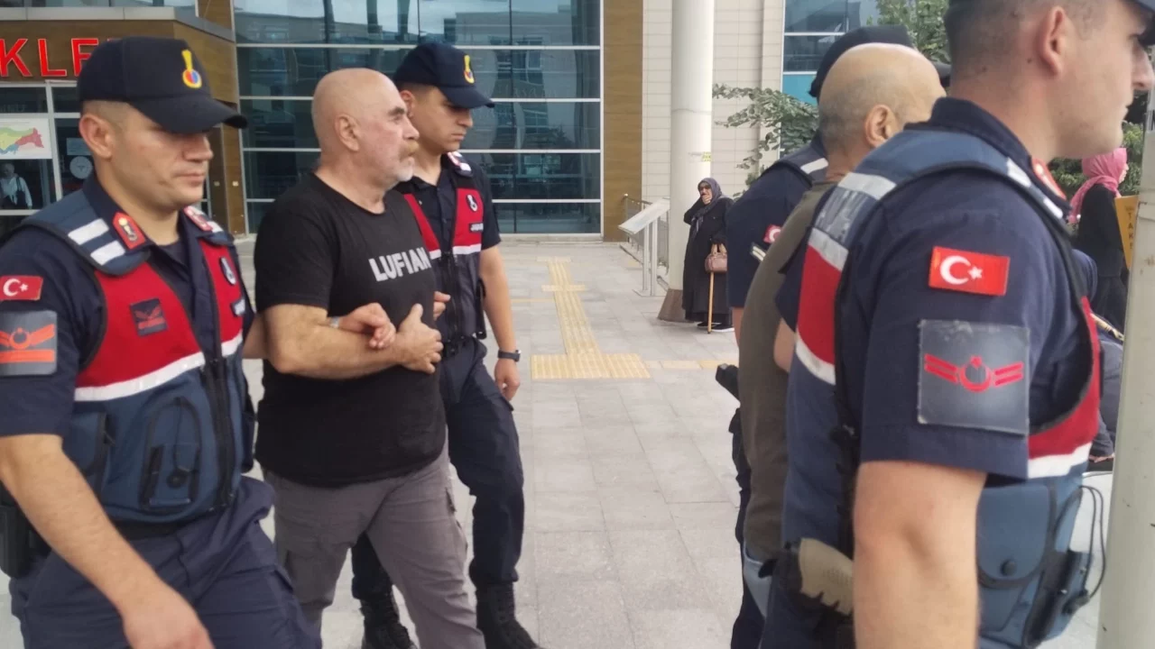 Ünlü yönetmen Ezel Akay gözaltında: Bursa'daki evinde uyuşturucu madde ele geçirildi