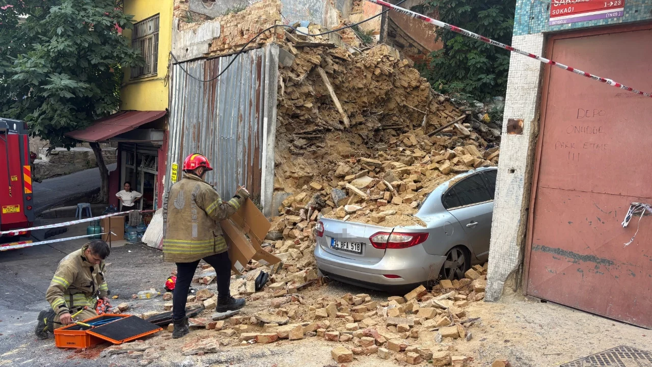 İstanbul'da 2 katlı metruk bina çöktü