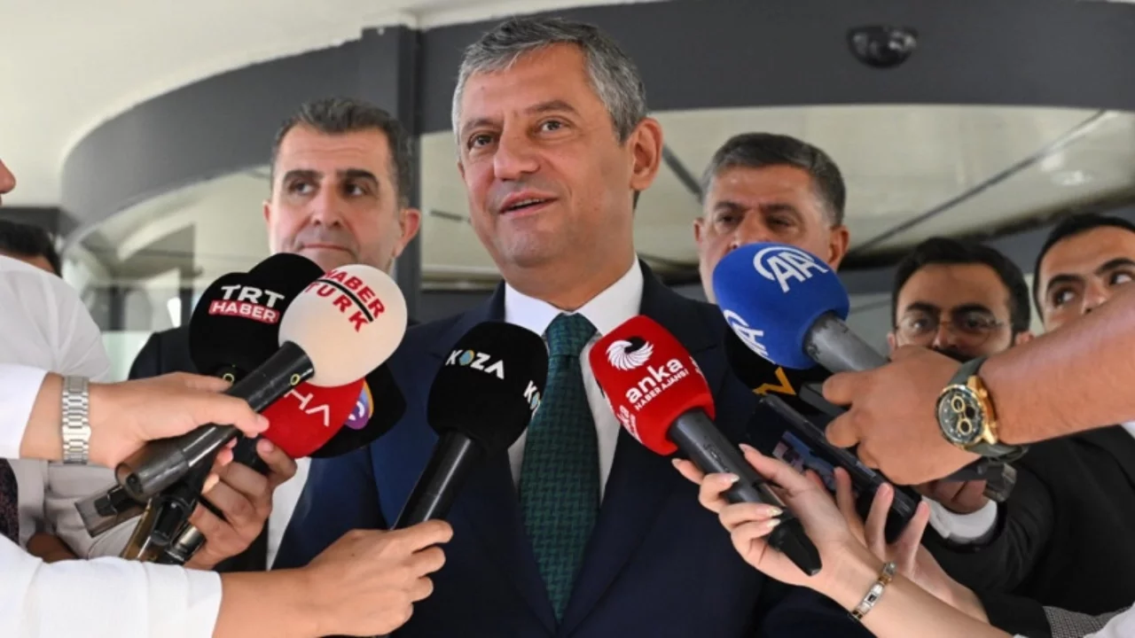Özgür Özel ve ekibinin yapacağı kritik toplantı yarına ertelendi: Milletvekili istifaları başladı