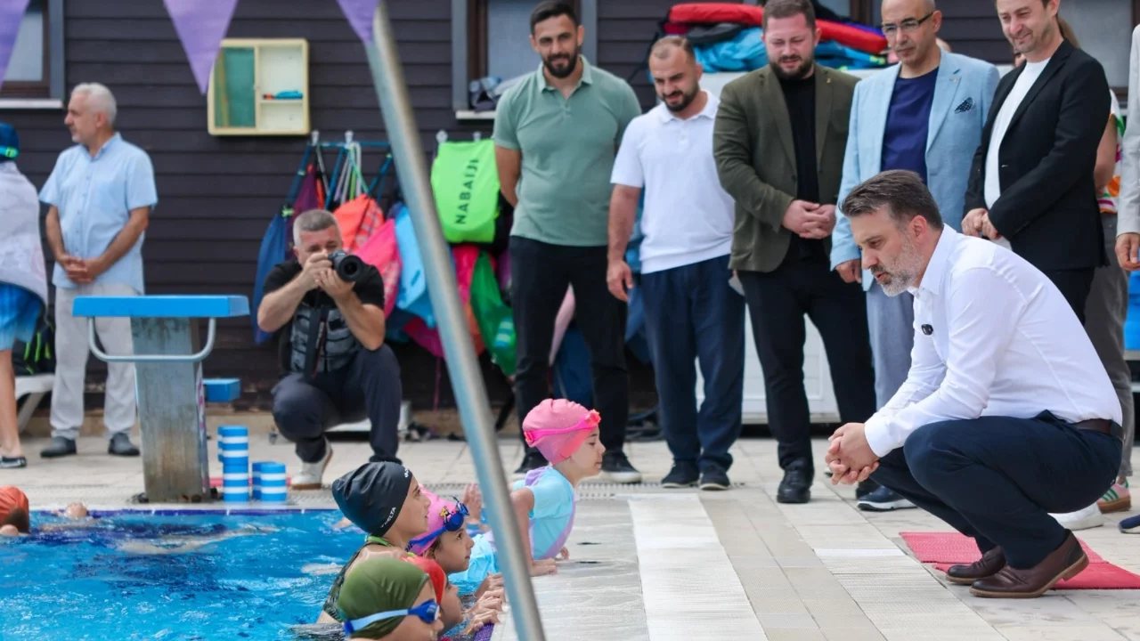 Büyükşehir Başkan Vekili Biba'dan minik yüzücülere ziyaret